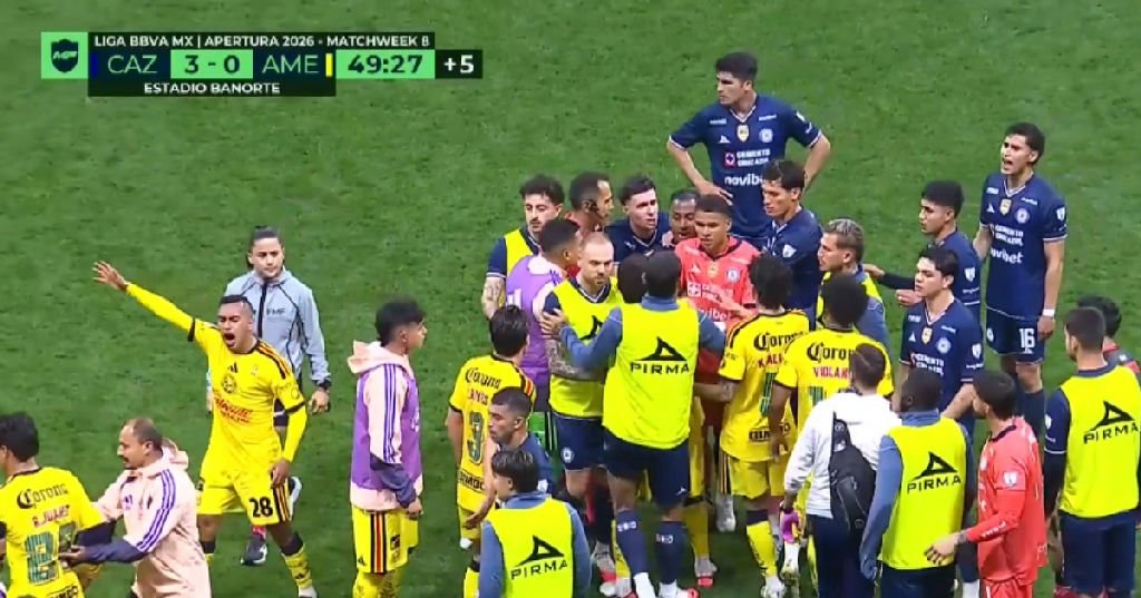 Raphael Veiga se envolve em briga generalizada durante clássico mexicano entre América e Cruz Azul