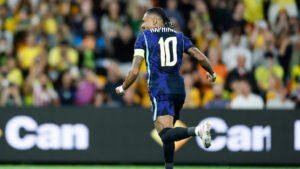 Raphinha mantém sequência de participações em gols pela Seleção e pelo Barcelona
