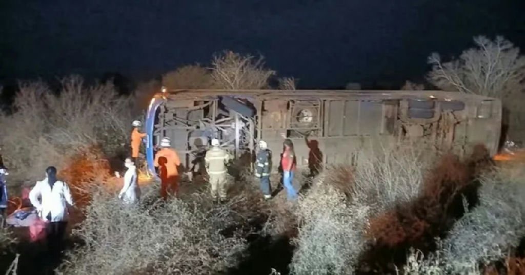 Sete pessoas morrem e 13 ficam feridas após ônibus da Real Maia tombar na Br-242