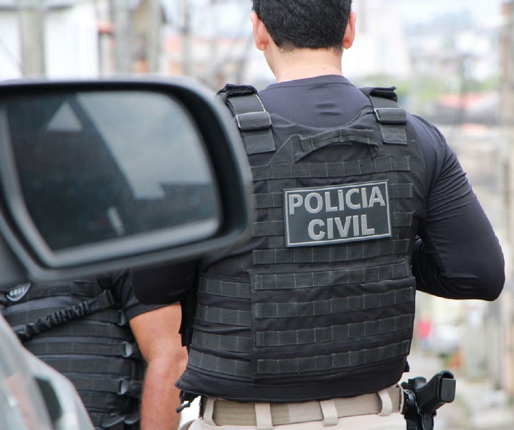 Suspeito de furto em escola usa filhos como escudo para escapar de operação policial em Salvador