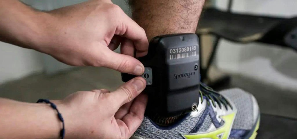 Suspensão de novas tornozeleiras eletrônicas na Bahia chega ao quarto mês