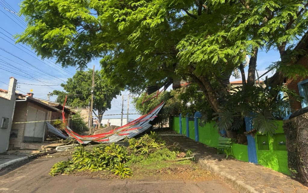 Temporal com ventos de 110 km/h causa destruição e pânico em Varginha
