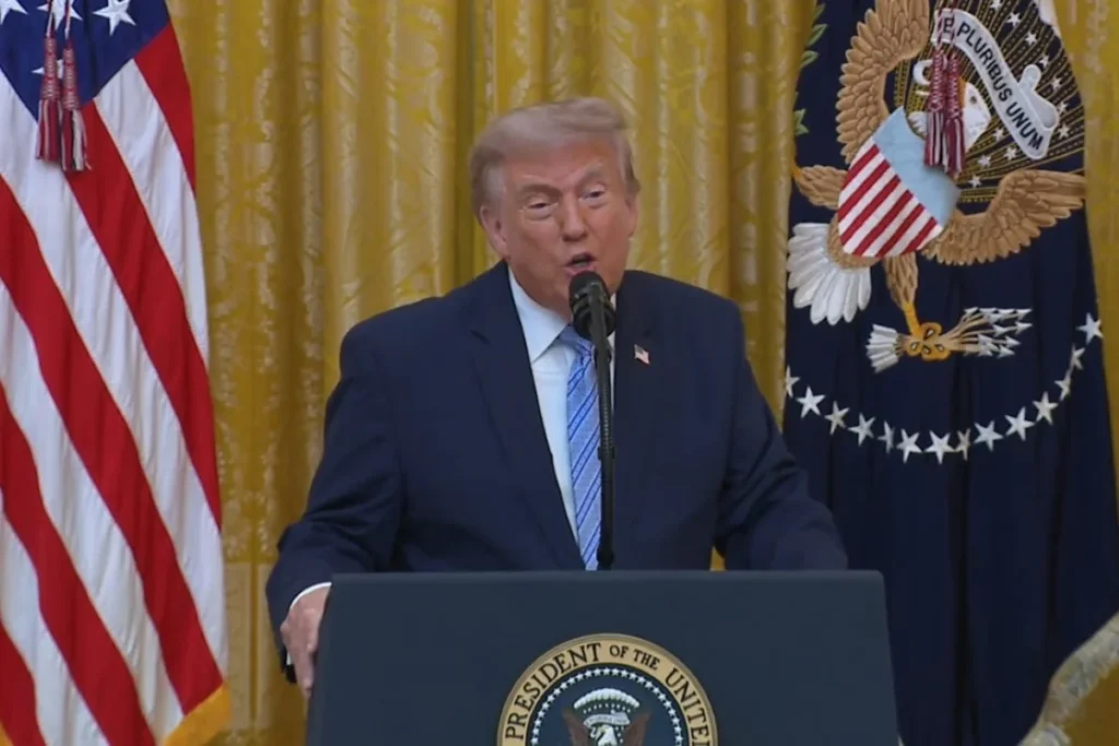 Trump classifica alertas sobre riscos da inteligência artificial como farsa e cita China