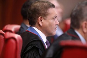 TSE forma maioria para livrar Flávio Bolsonaro de multa por uso de IA