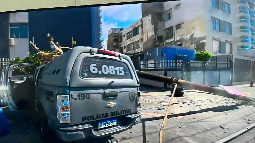 Viatura da Polícia Militar colide contra poste e interdita avenida na Pituba
