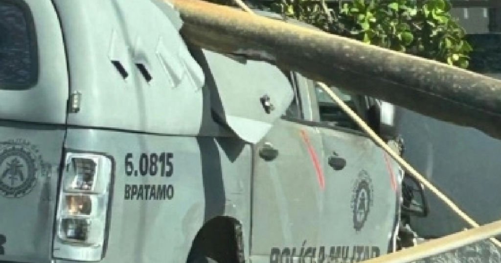 Viatura da Polícia Militar colide contra poste na Avenida Manoel Dias em Salvador