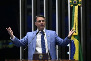 Vínculos de Flávio Bolsonaro com advogado geram questionamentos eleitorais