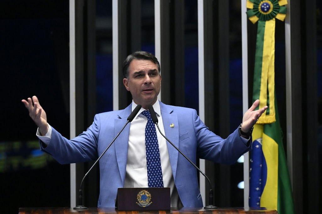 Vínculos de Flávio Bolsonaro com advogado geram questionamentos eleitorais