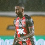 Vitória perde lateral...