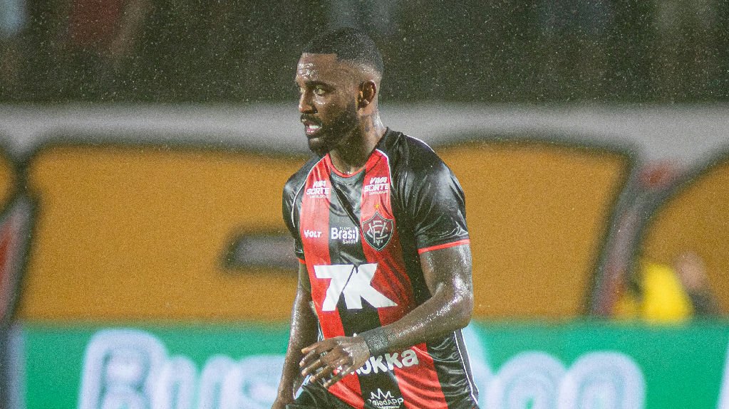 Vitória perde lateral Ramon por lesão grave na sequência da temporada