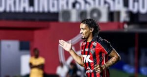 Vitória regulariza situação na Fifa e encerra punição por dívida com Fabri