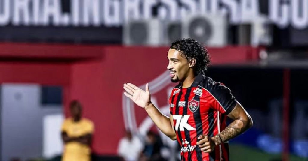Vitória regulariza situação na Fifa e encerra punição por dívida com Fabri