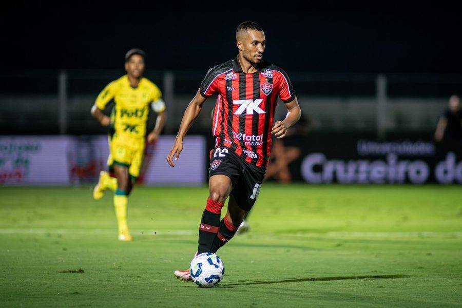 Vitória tem rescisão indireta de Lucas Braga confirmada pela Justiça do Trabalho