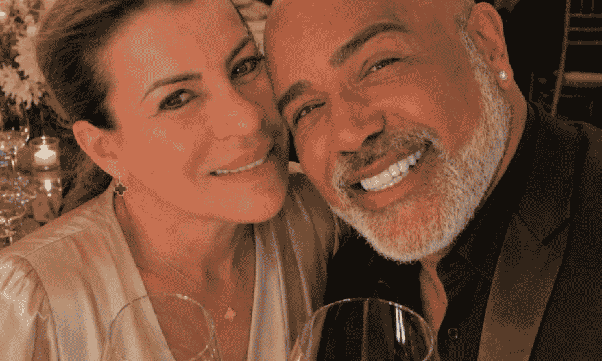 Viúva de Rick retorna ao Brasil após acidente aéreo fatal