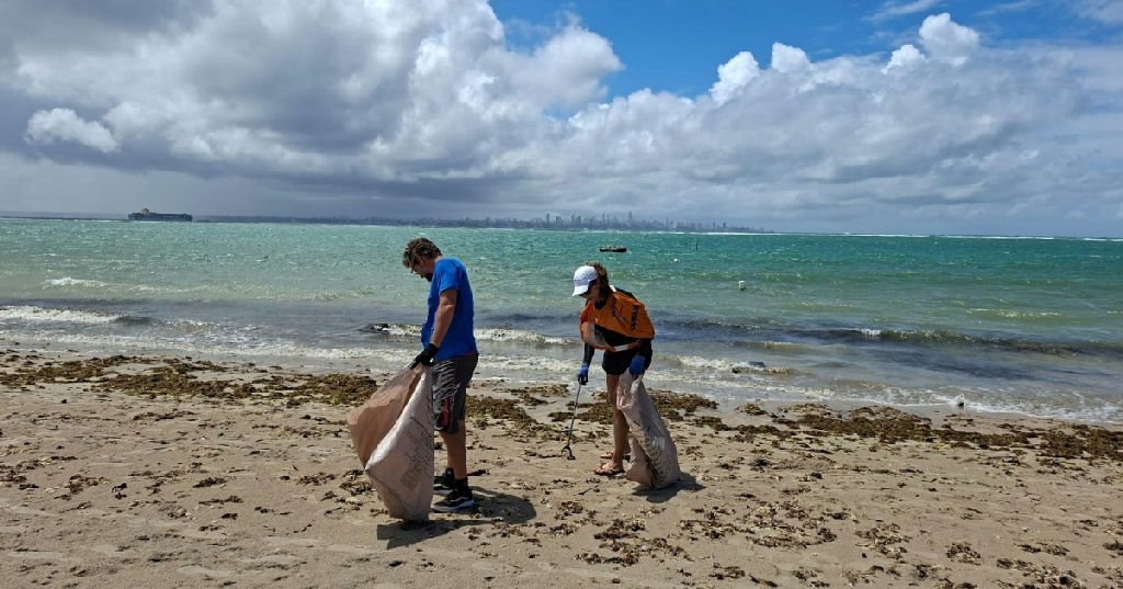 Voluntários removem 165 kg de resíduos em Mar Grande e cobram coleta seletiva