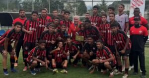 Zico homenageia elenco sub-15 do Vitória após disputa da Copa da Amizade