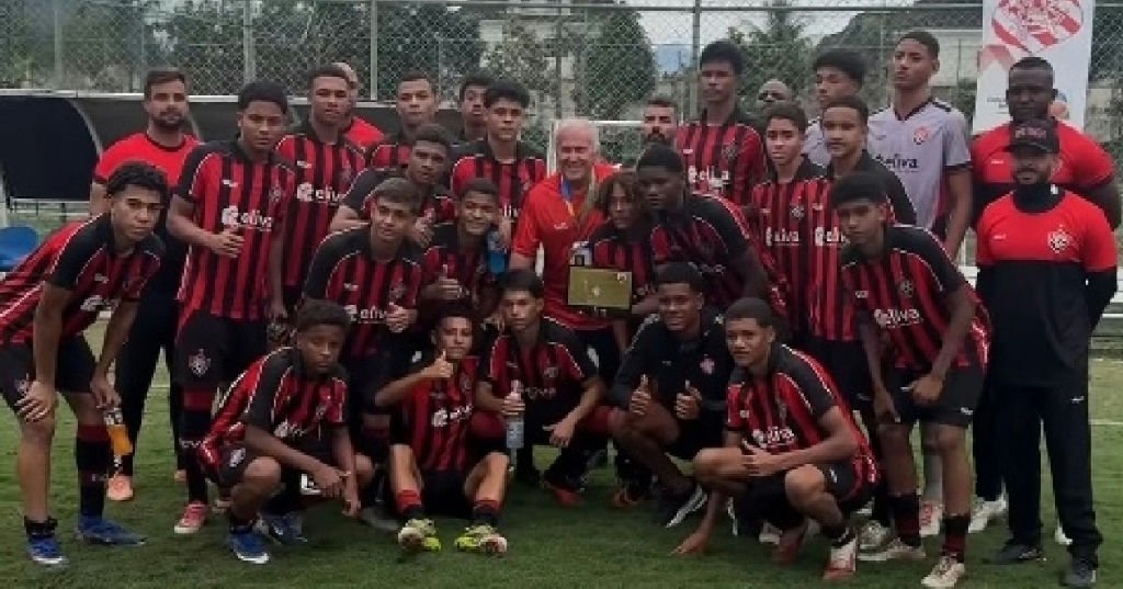 Zico homenageia elenco sub-15 do Vitória após disputa da Copa da Amizade