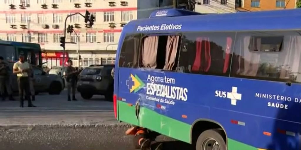 Acidente com micro-ônibus de saúde deixa feridos no Largo do Tanque em Salvador