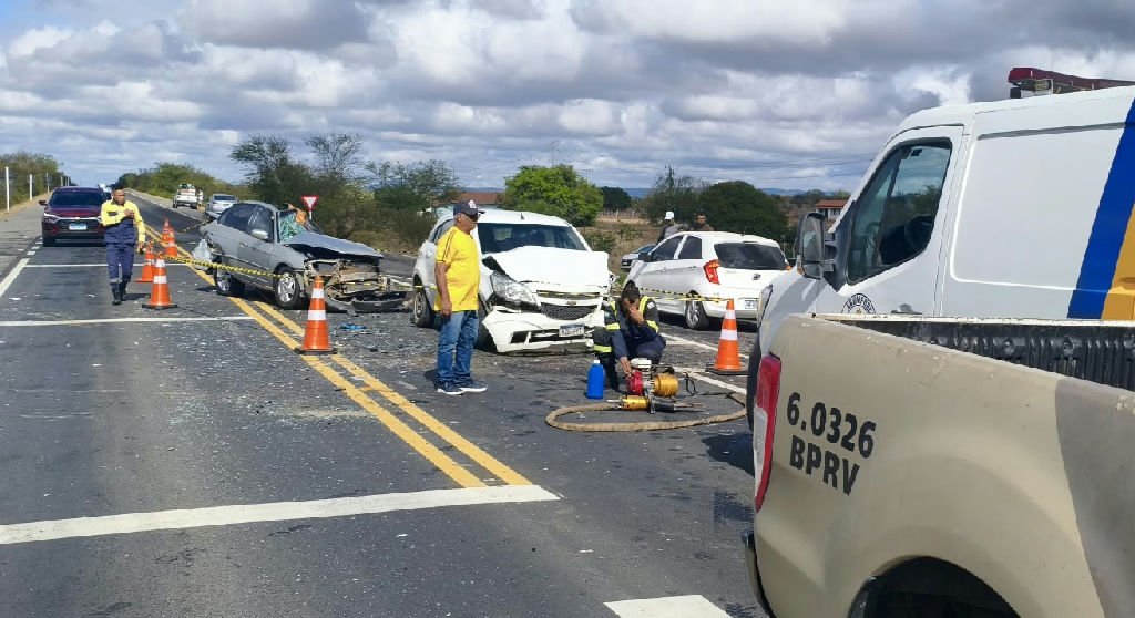 Acidente na Ba-052 deixa dois mortos após colisão envolvendo quatro veículos em Ipirá