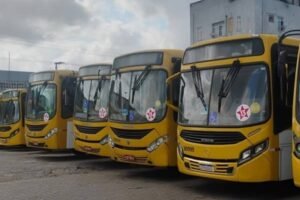 Adesivos de propaganda partidária atrasam saída de ônibus em Salvador