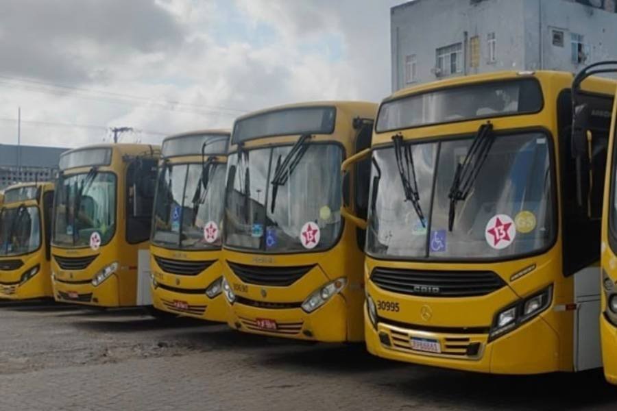 Adesivos de propaganda partidária atrasam saída de ônibus em Salvador