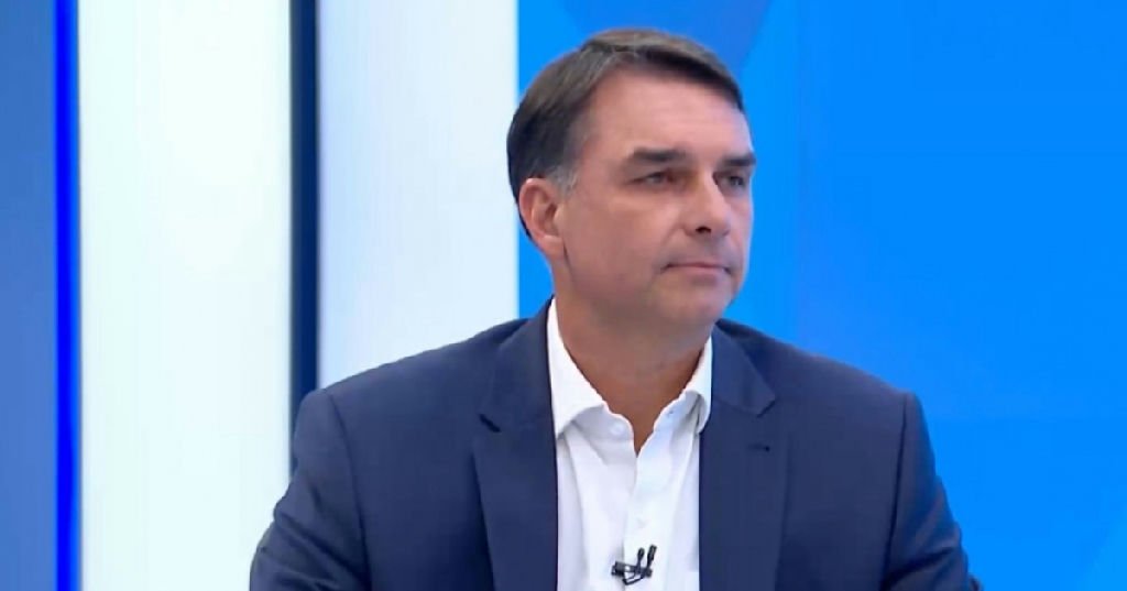 Ajuste fiscal depende da saída de Lula da Presidência, diz Flávio Bolsonaro