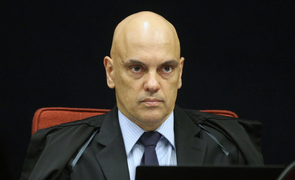 Alexandre de Moraes determina bloqueio milionário e quebra de sigilo de advogado