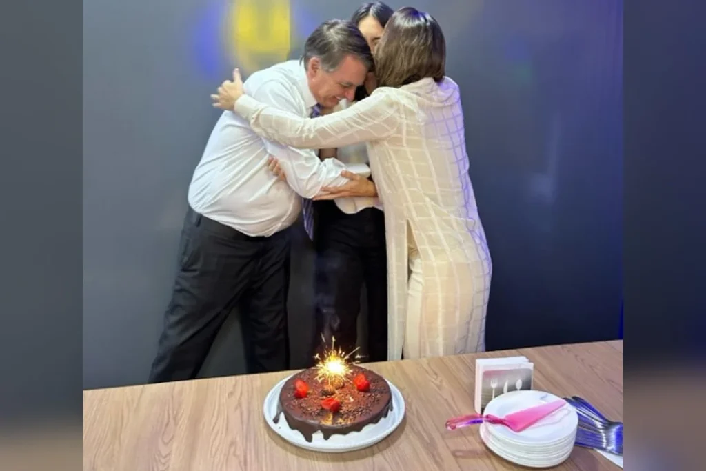 Aniversário de laura reúne família em prisão domiciliar de bolsonaro