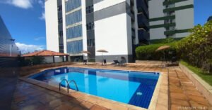 Apartamento reformado na Federação oferece vista para o mar e infraestrutura completa