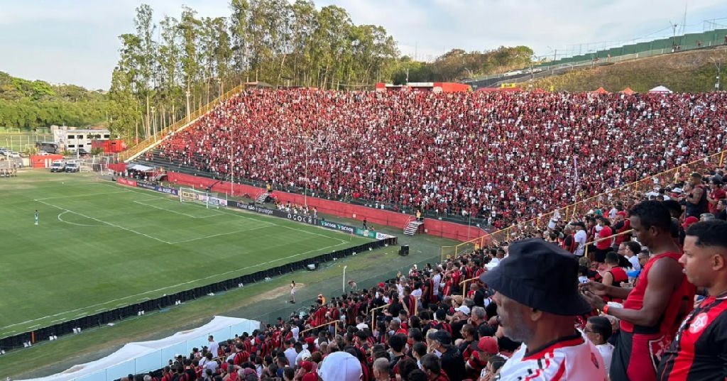 Apoiadores de Lula e Flávio Bolsonaro dividem cantos políticos no Barradão durante jogo do Vitória