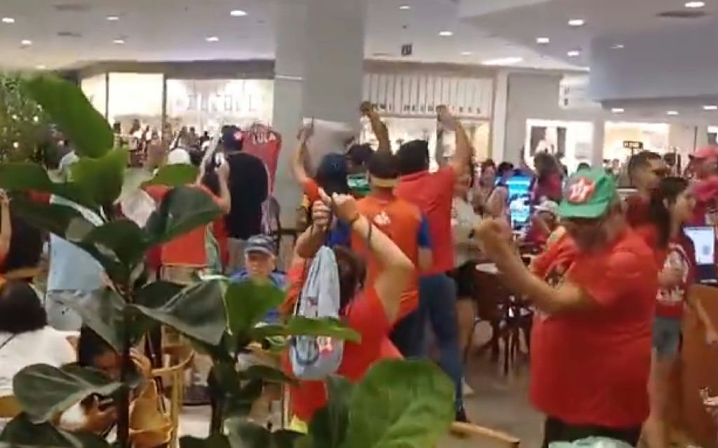 Apoiadores de Lula realizam protesto antifascista em shopping baiano