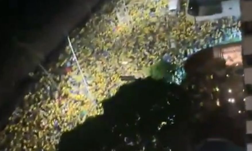 Apoiadores ocupam avenida em ato político com presenças federais