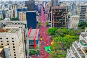 Ato na Avenida Paulista reforça defesa da democracia e busca por votos na campanha de Lula