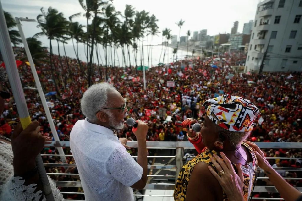 Ato pela democracia em salvador reúne artistas e multidão na orla