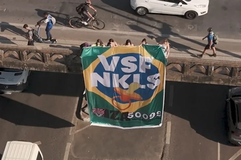 Ato político em Belo Horizonte utiliza faixas para protestar contra Nikolas Ferreira
