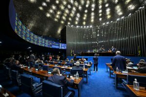 Bancada de Flávio Bolsonaro articula manobra para retirar casos criminais do STF