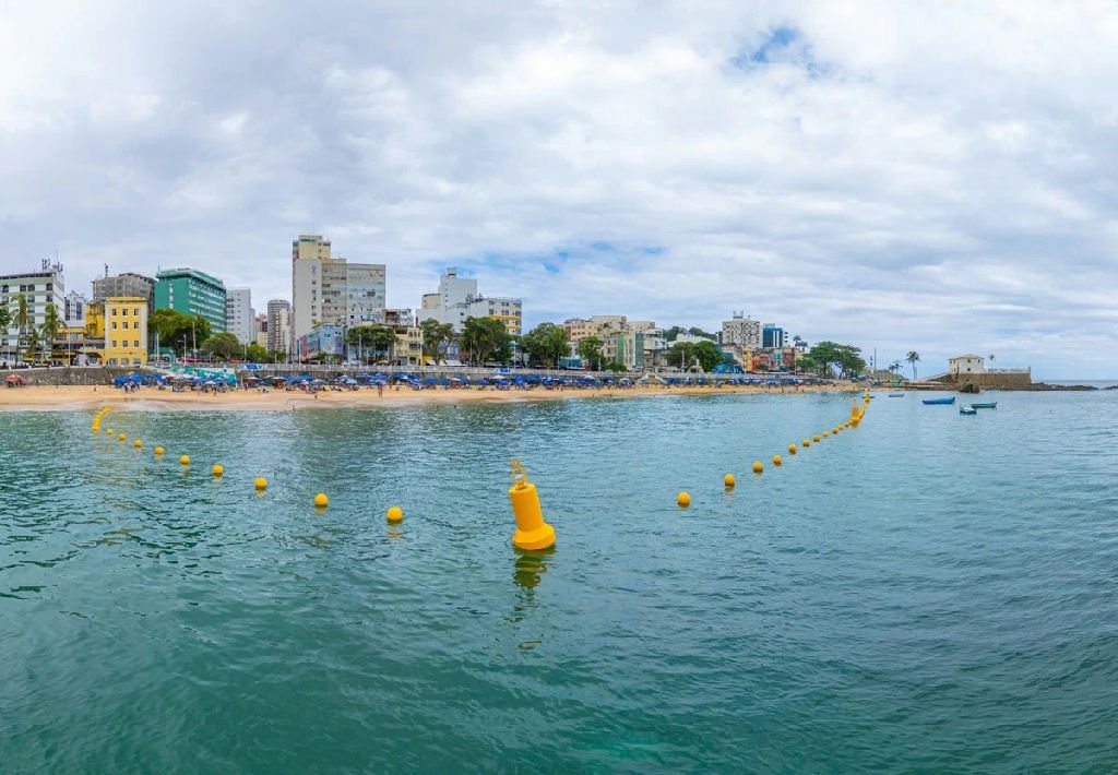 Banhistas tentam salvar idoso que sofre afogamento na praia do Porto da Barra
