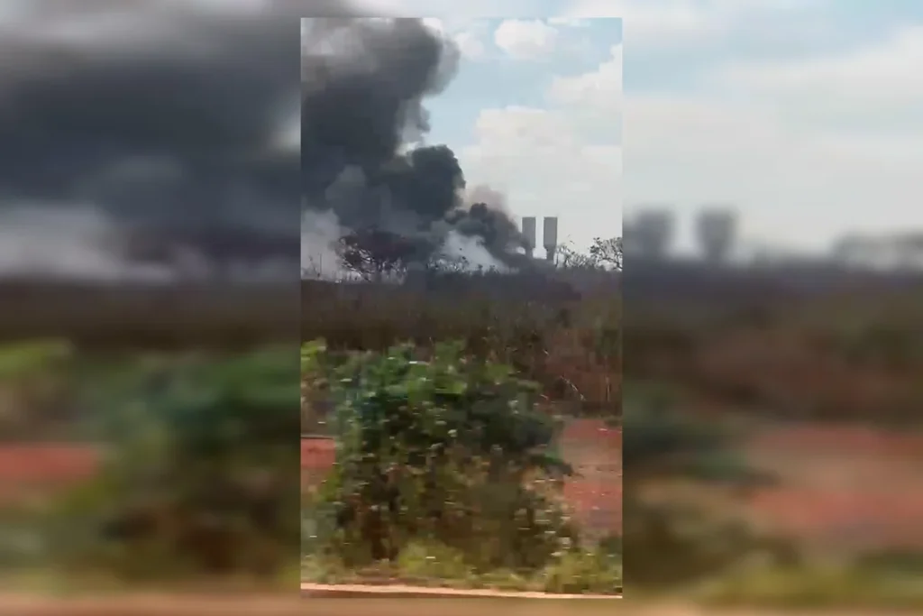 Bombeiros controlam fogo que destruiu galpão de recicláveis na Cidade do Automóvel, no DF