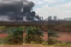 Bombeiros controlam fogo que destruiu galpão de recicláveis na Cidade do Automóvel, no DF