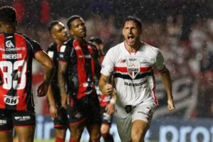 Calleri brilha e São Paulo supera o Vitória no Morumbis pelo Brasileirão