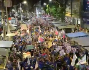 Caminhada de ACM Neto mobiliza multidão no Campo Grande antes do primeiro turno