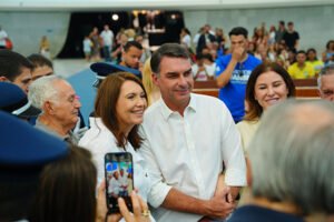 Campanha de Flávio Bolsonaro impõe incerteza sobre participação em debate da TV Globo