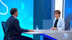 Candidato explica voto sobre fim da escala de trabalho durante entrevista na televisão