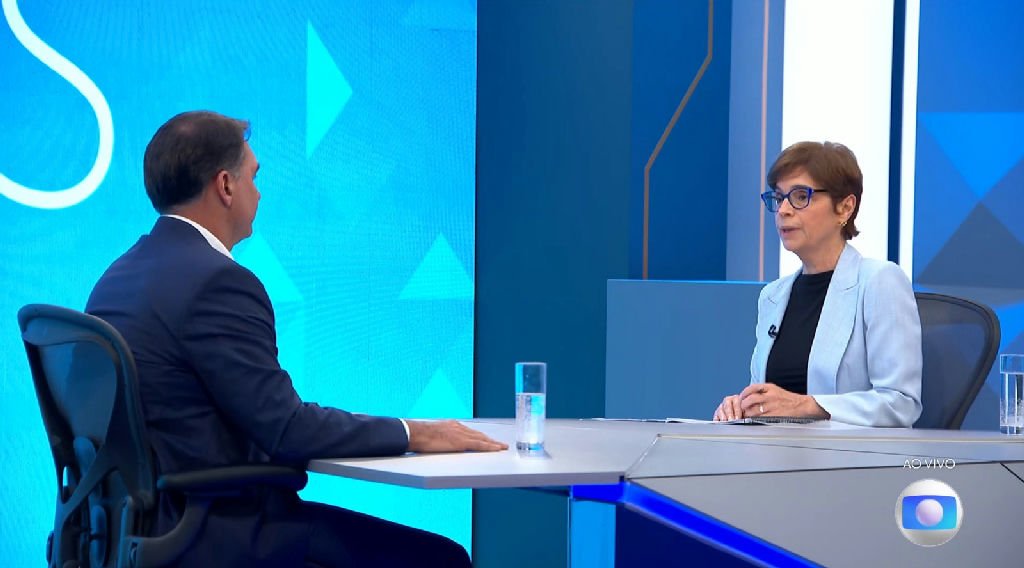 Candidato explica voto sobre fim da escala de trabalho durante entrevista na televisão