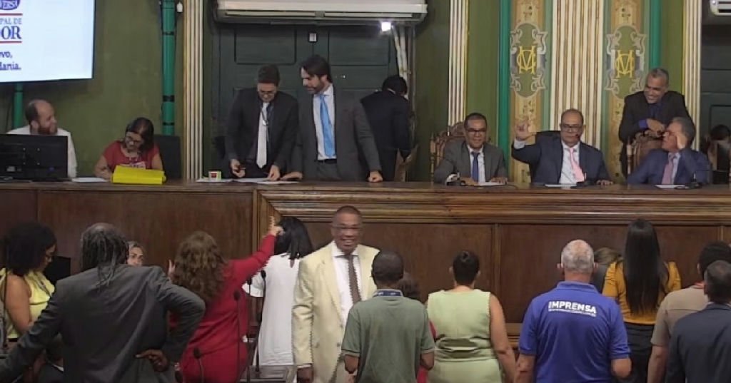 Carlos Muniz responde a gesto da oposição e faz o L durante sessão na Câmara de Salvador