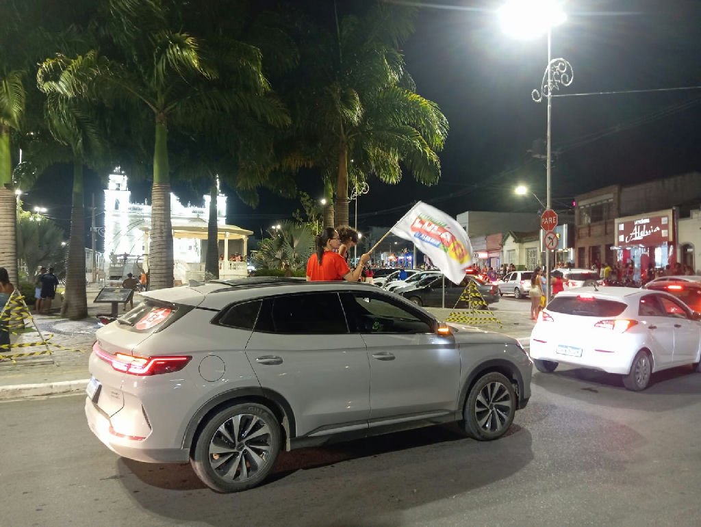 Carreata pró-Lula movimenta ruas de Conceição do Coité na reta final da campanha