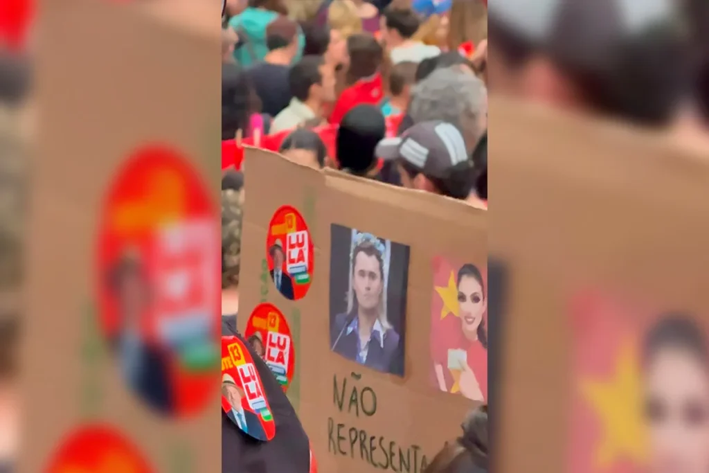 Cartaz contra Júlia Zanatta em ato pró-Lula utiliza imagem de ativista norte-americano