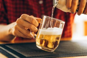 Cerveja com proteína: nutricionista alerta sobre riscos e benefícios da bebida