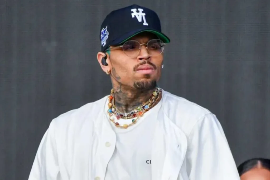 Chris Brown aguarda sentença judicial após admitir agressão em boate