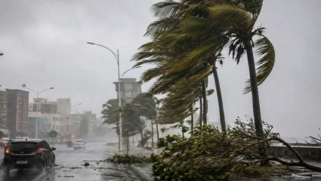 Ciclone extratropical e frente fria colocam estados em alerta máximo